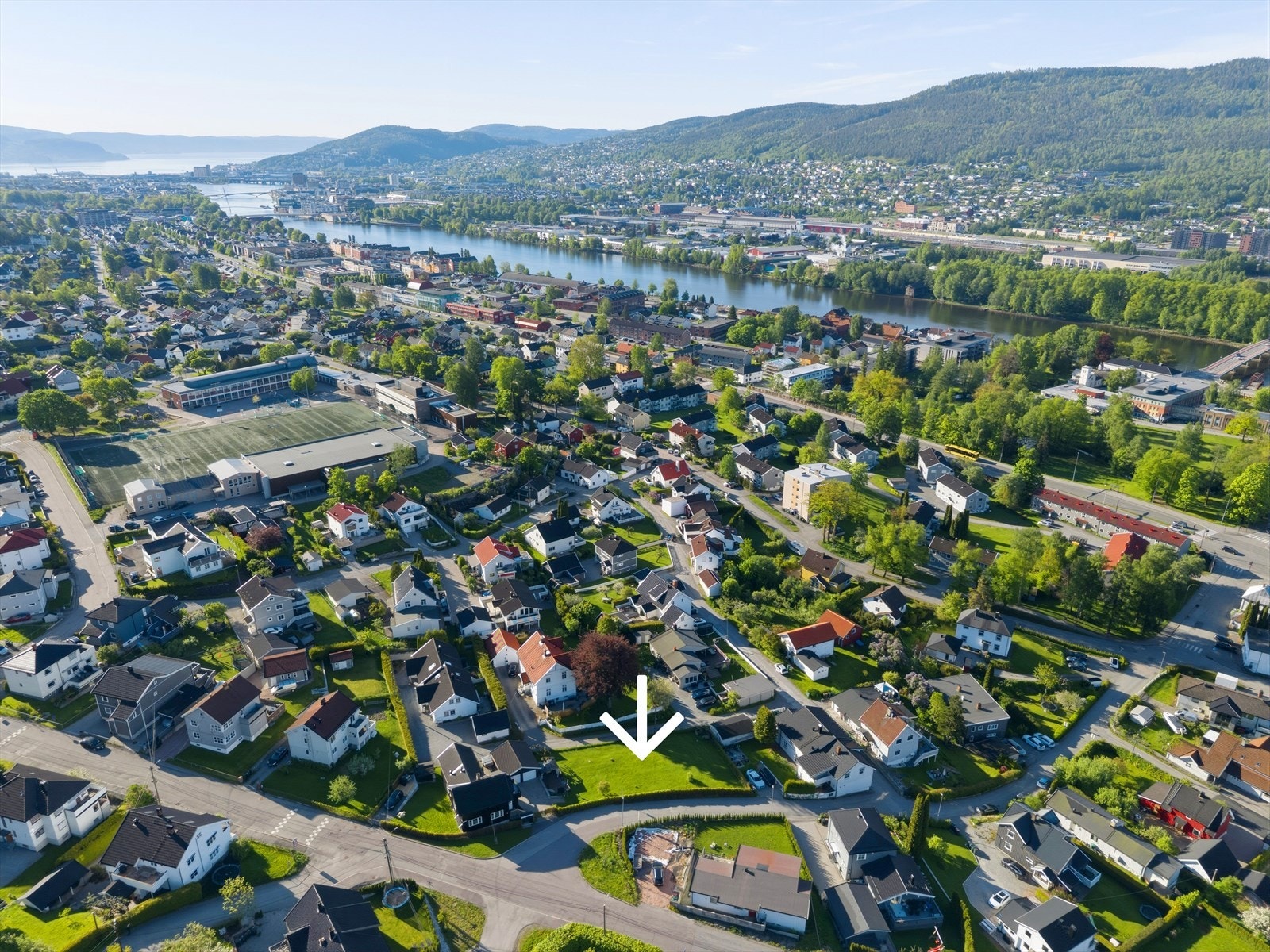 Dette er en flott boligtomt beliggende i et familievennlig og etablert område på Øren Galleribilde