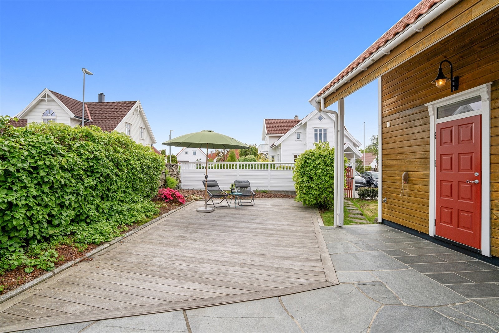 Lekker accoya terrasse og skiferheller i gårdsrommet Galleribilde