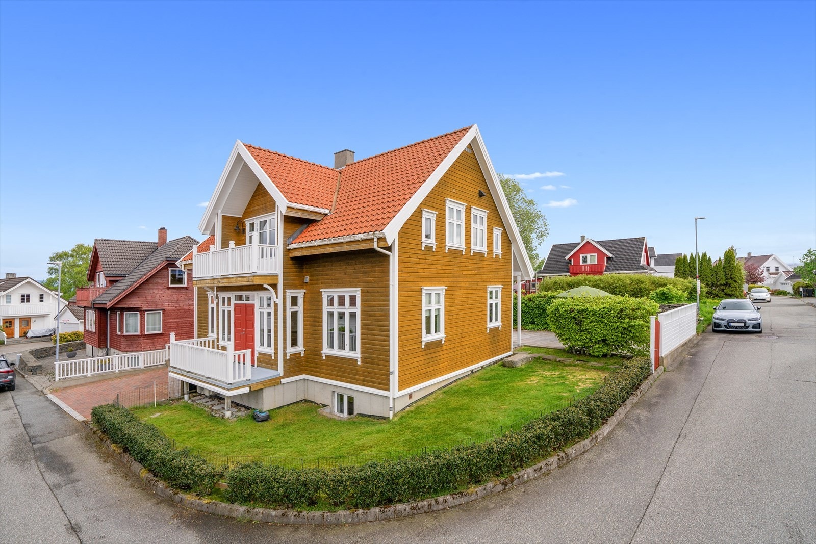 Eneboligen ligger flott til på hjørnetomt Galleribilde