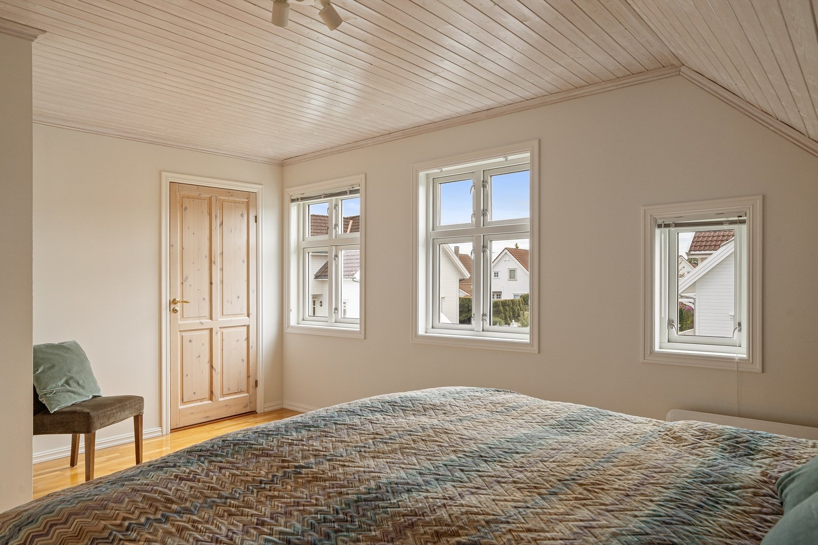 Stort og romslig soverom med eget walk-in garderobe. Galleribilde