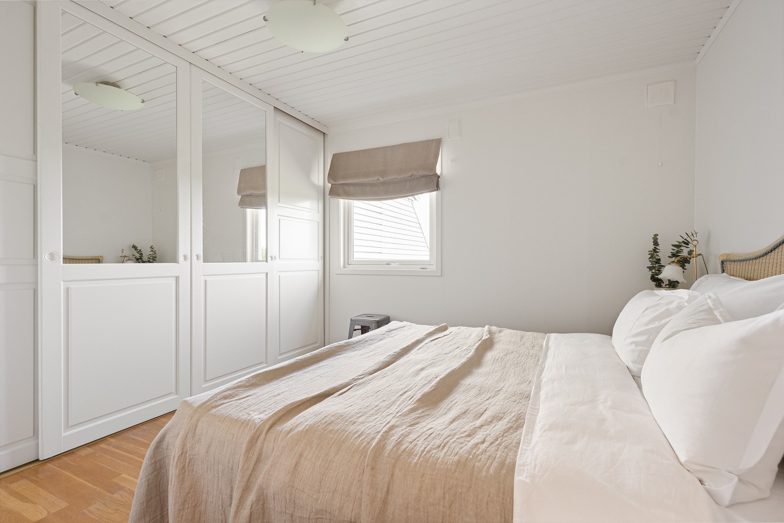 Hovedsoverom i 1. etasje med romslig skyvedørsgarderobe Galleribilde