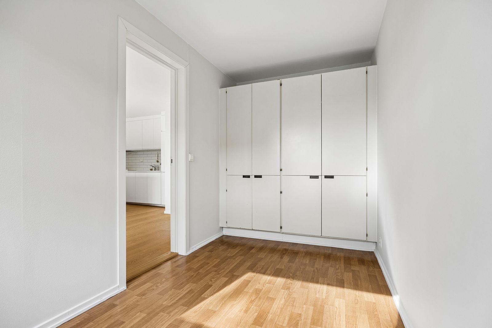 Soverom med garderobeskap. Galleribilde
