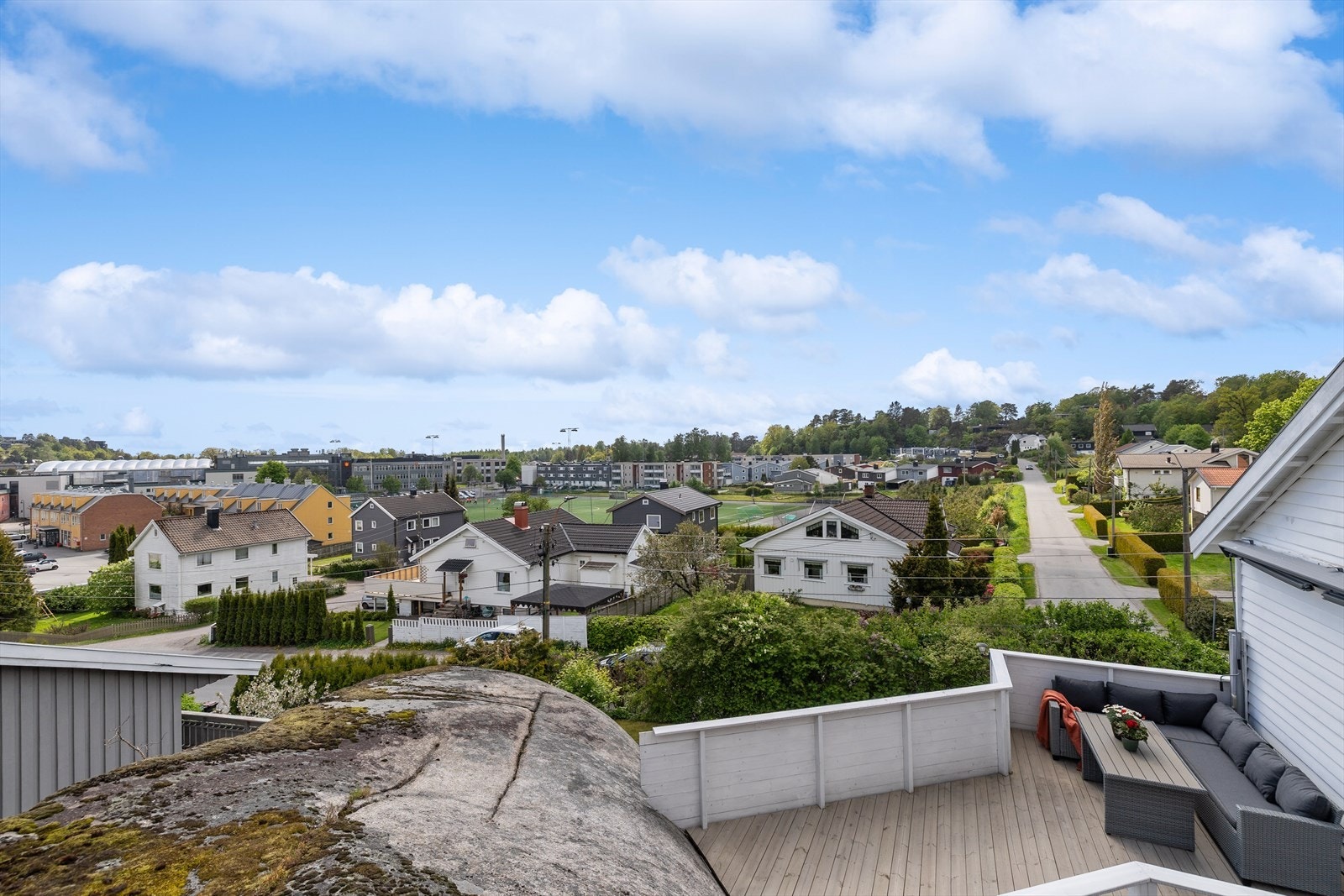 Området byr på en trygg og barnevennlig hverdag, med flere barnehager og skoler i gangavstand, samt gode kollektivforbindelser like i nærheten. Galleribilde