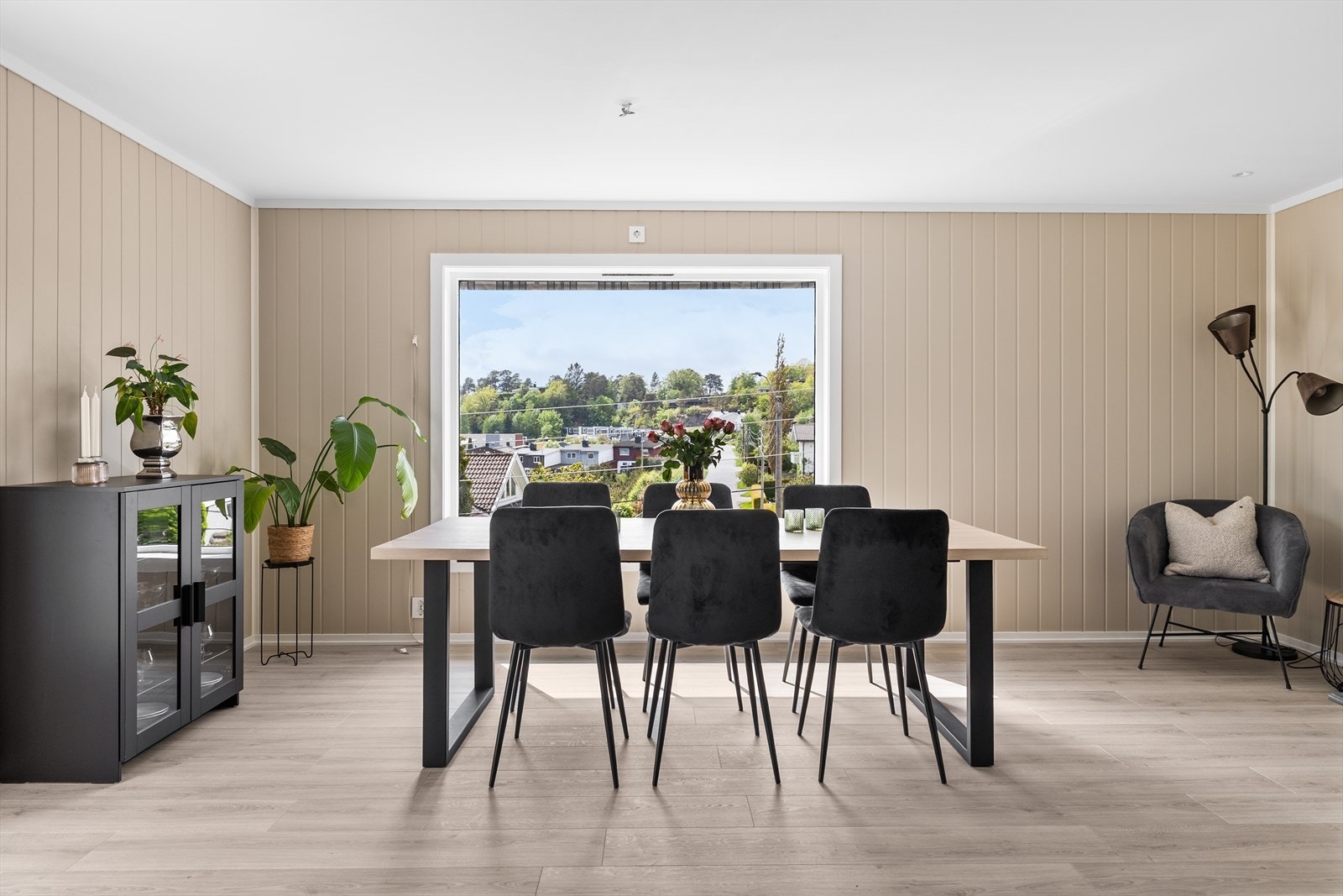 En innbydende og solrik enebolig i et etablert og attraktivt boligområde i Sandefjord. Galleribilde