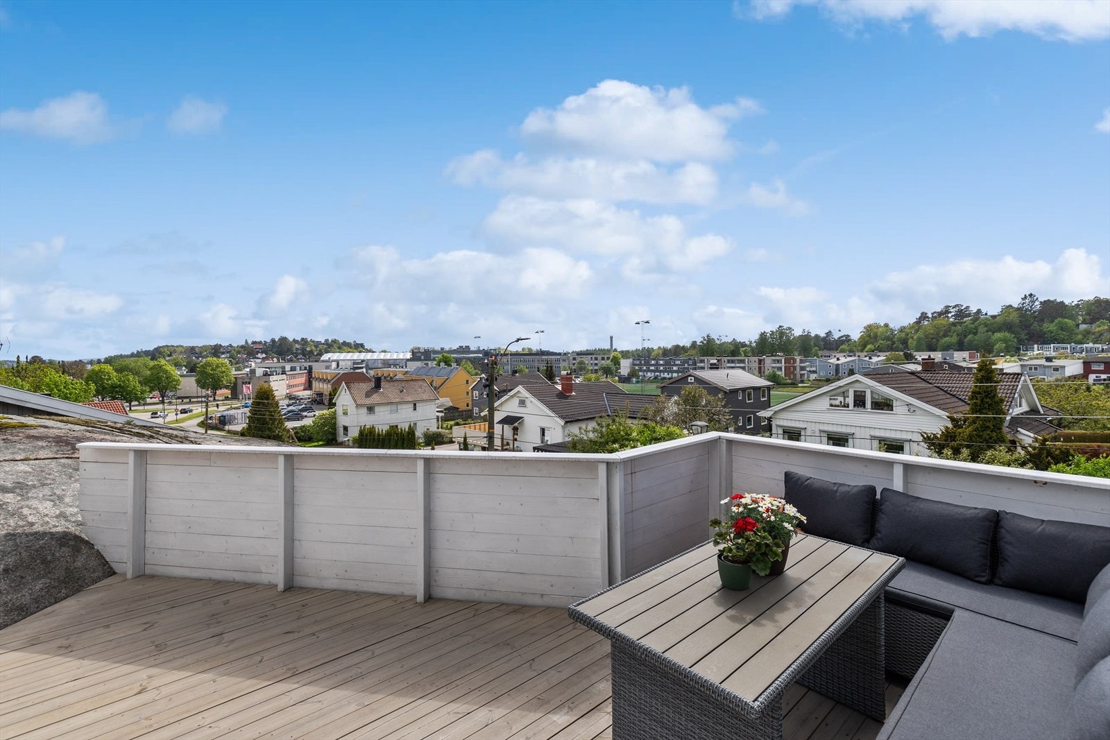 Beliggenheten er ideell for både familier og pendlere - med kort vei til Kapteinløkka barnehage, Bugården barnehage og Barnas Have Galleribilde