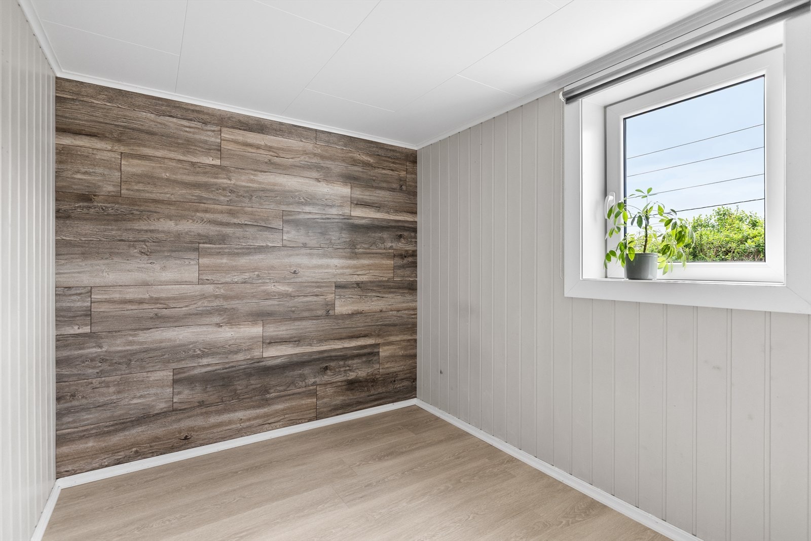 Soverom nr 3 ligger i 1. etasje med plass til seng og oppbevaring Galleribilde