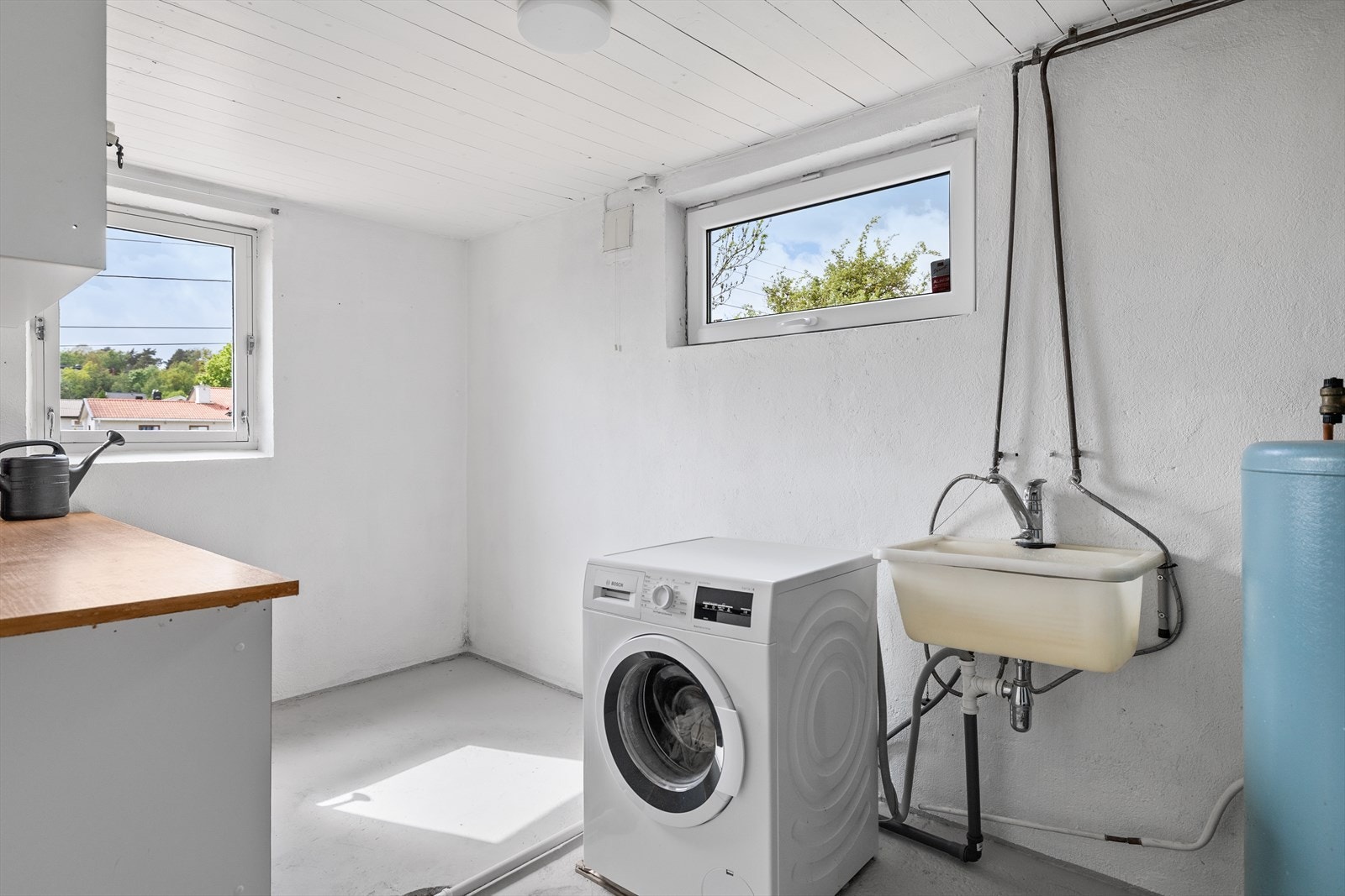 Romslige vaskerommet er funksjonelt utformet med rikelig plass til både vaskemaskin, tørketrommel og ekstra innredning - perfekt for en smidig og organisert hverdag. Galleribilde