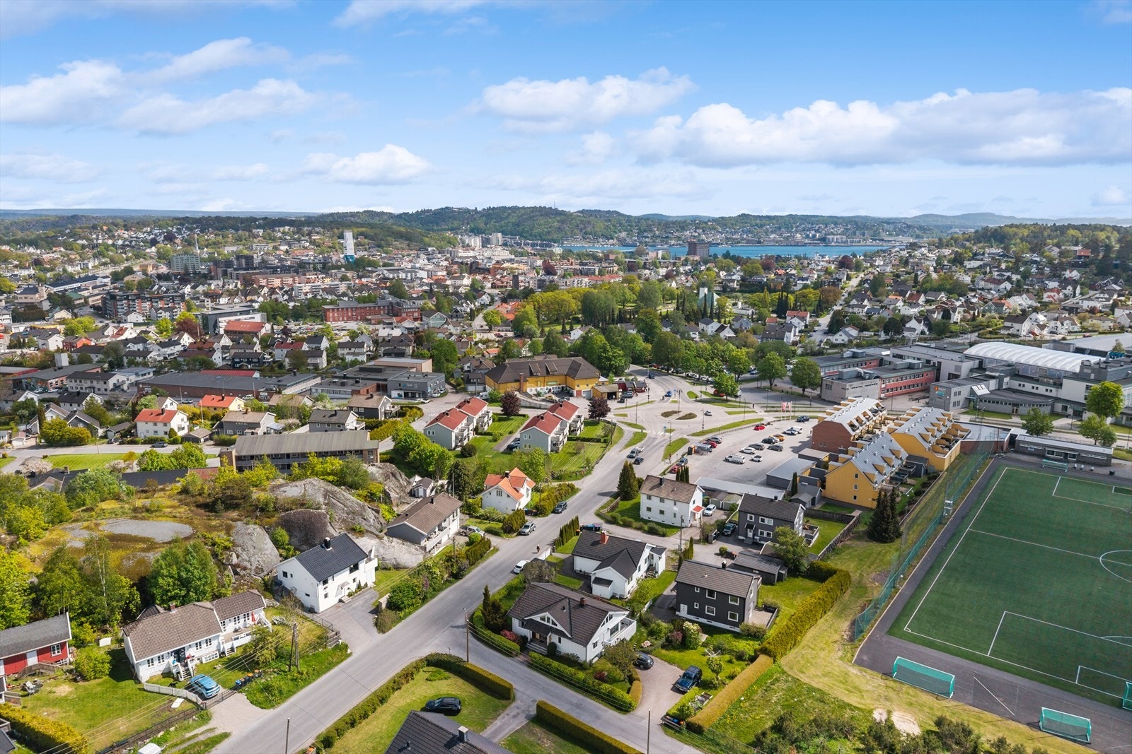 Hverdagslogistikken glir sømløst, med et godt utvalg dagligvarebutikker i nærheten. Meny finner du et steinkast unna. Galleribilde