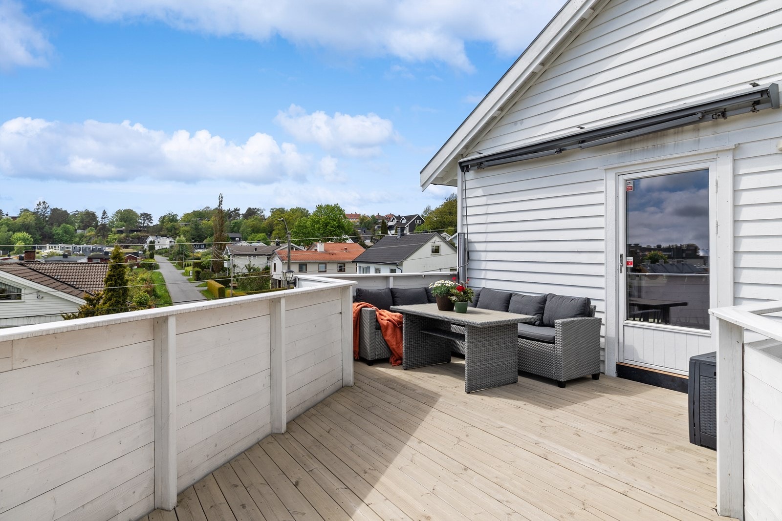 Boligen har et sjarmerende uteplass - perfekt for lange sommerkvelde! Galleribilde
