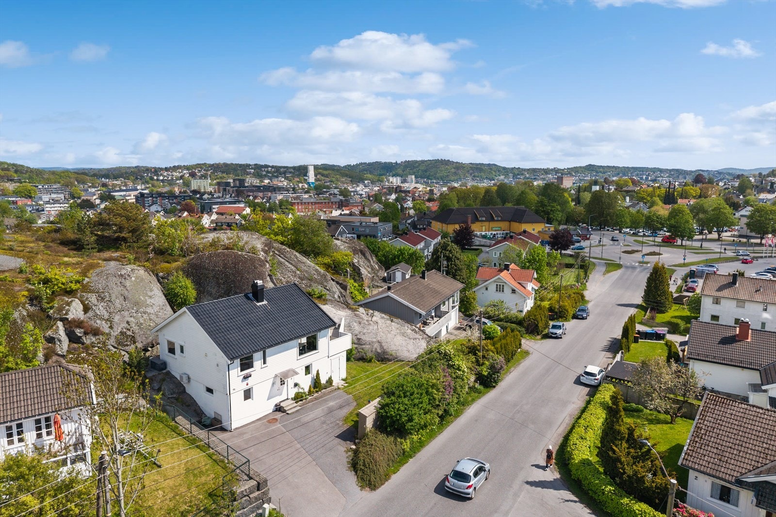 Man har en praktisk utebod under terrassen og et hyggelig hageområde. Galleribilde