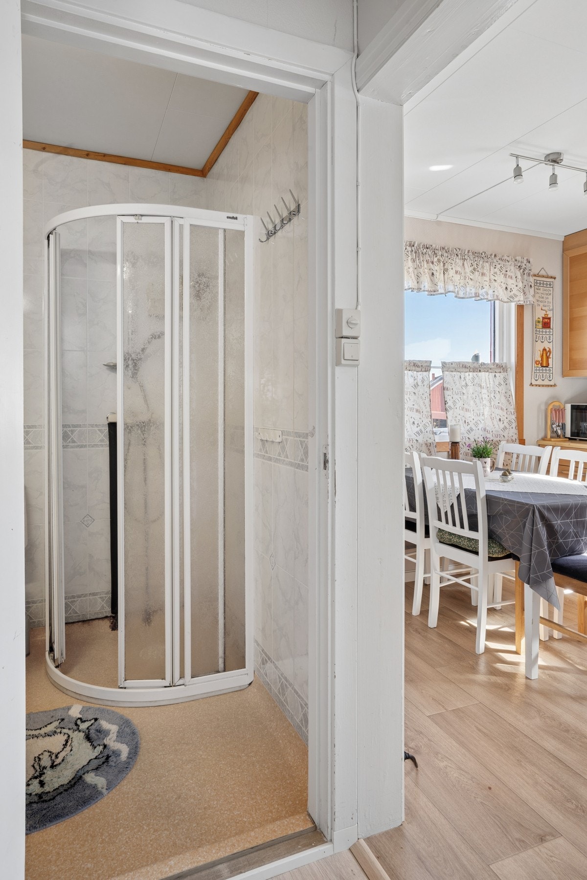 Overflatene på badet består av gulvbelegg og plater på veggene. Galleribilde
