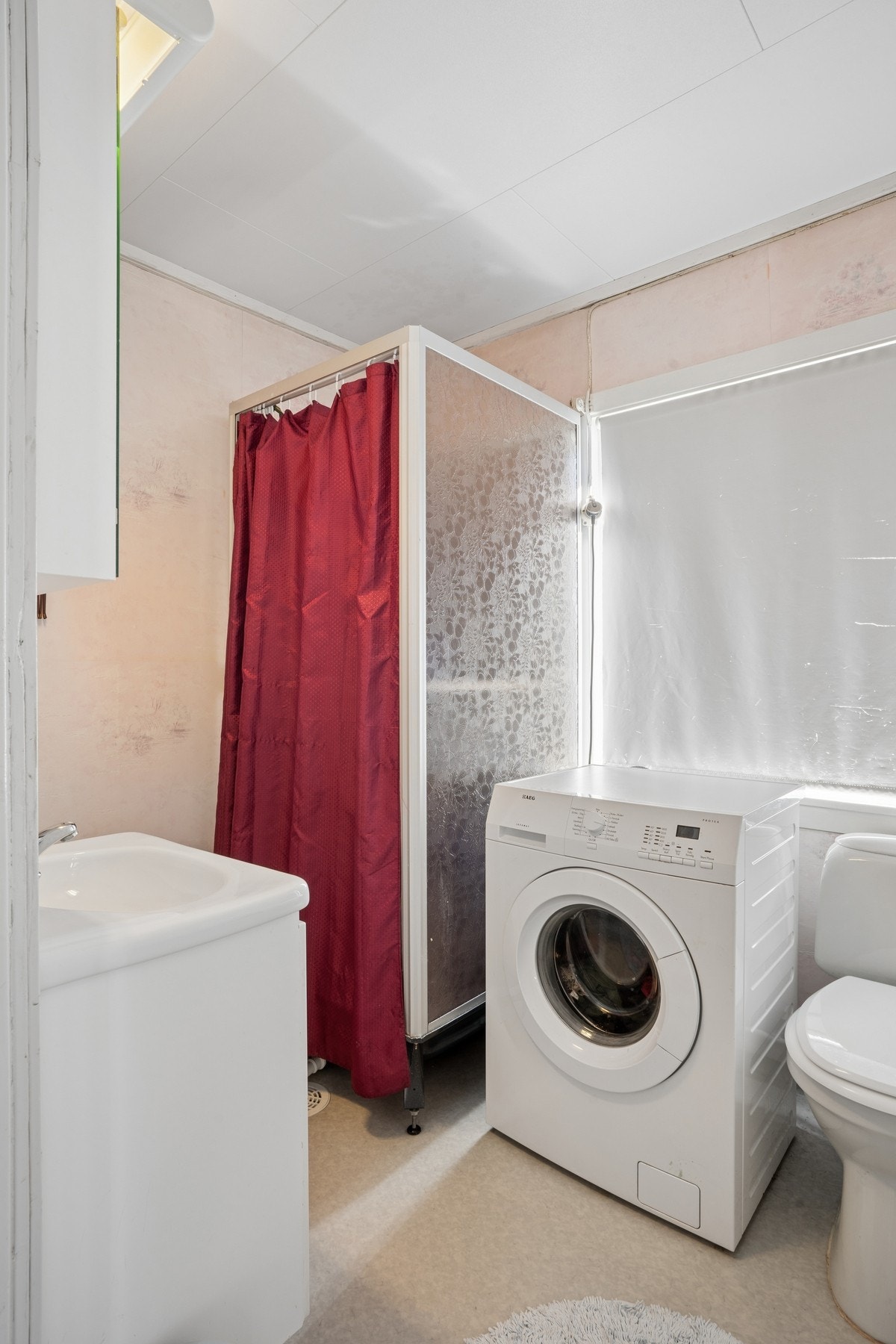 Badet på loftet fungerer også som vaskerom med tilkobling for vaskemaskin. Rommet fikk ny sluk og nytt avløpsrør i 2024. Galleribilde