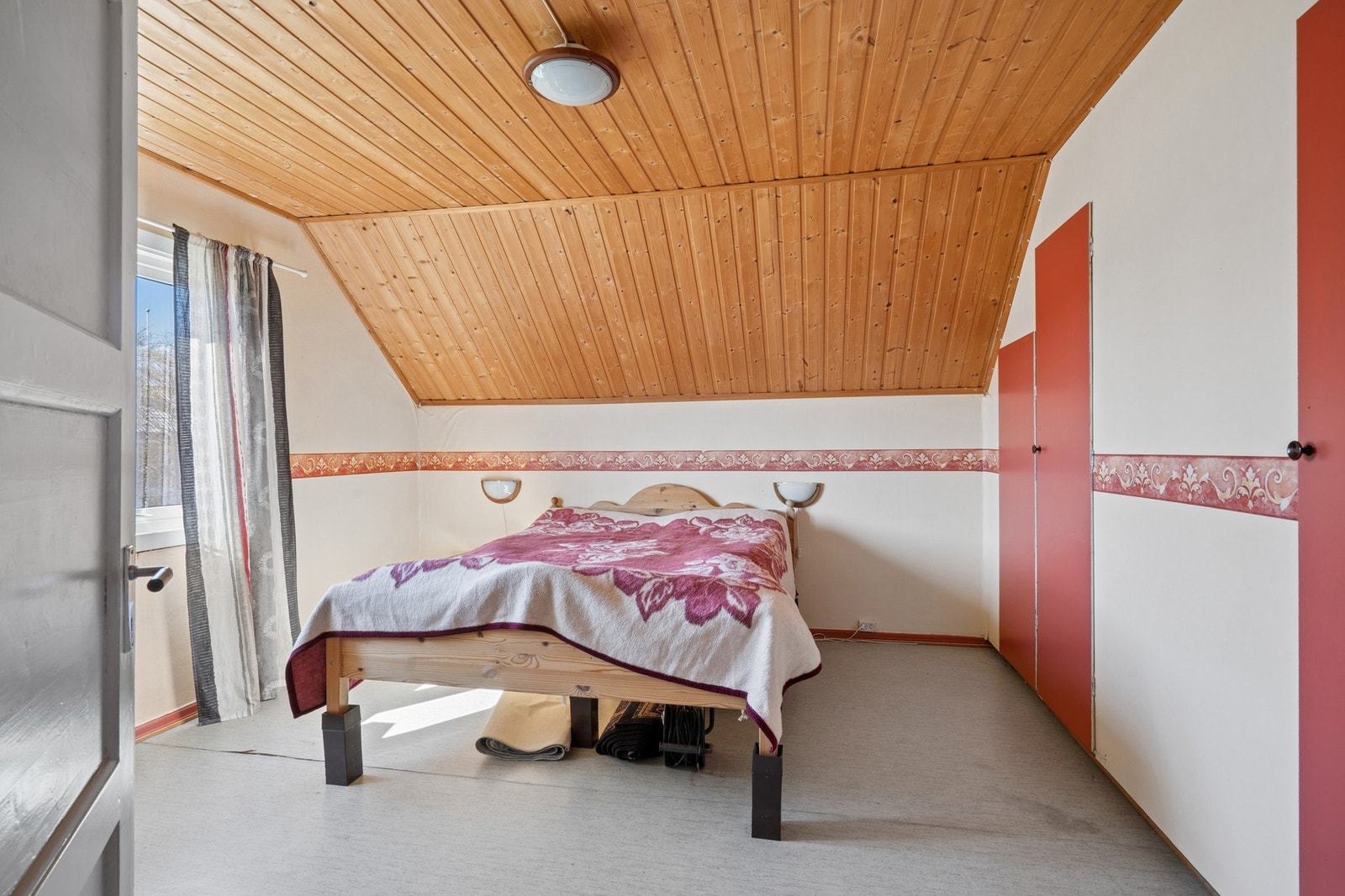 Det tredje soverommet på loftet har trepanel i himlingen og god plass til garderobeløsninger. Galleribilde