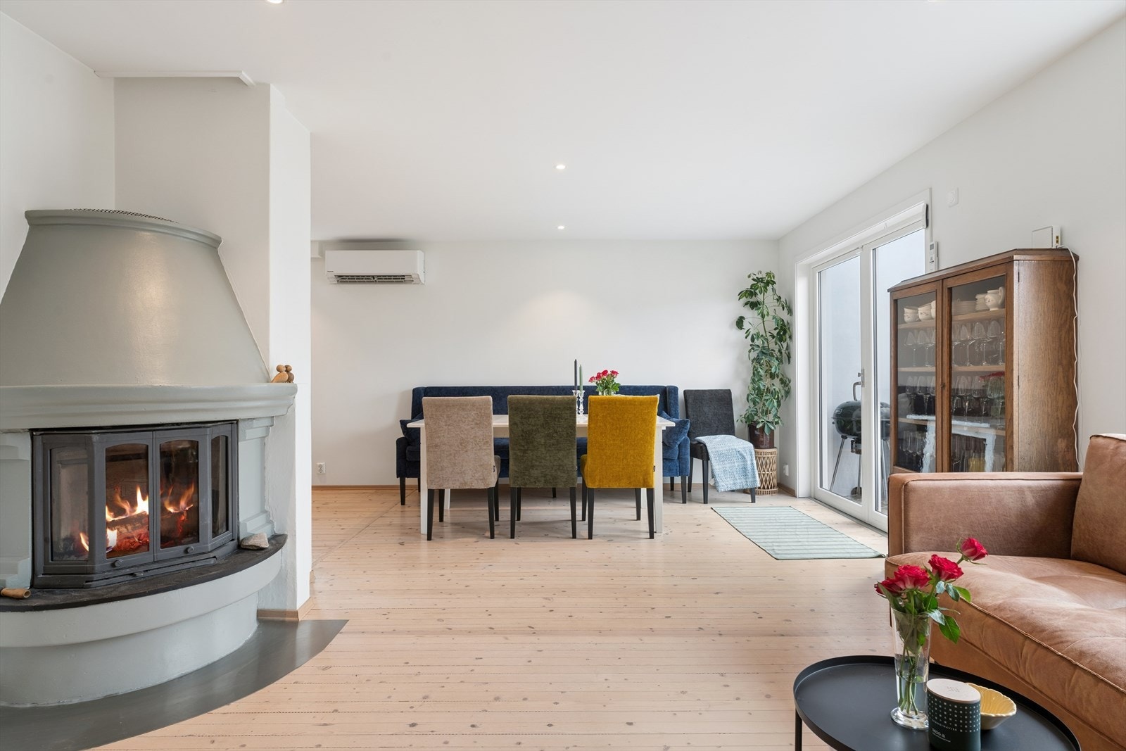 Stuen har god plass til både sofagruppe og spisebord. Galleribilde