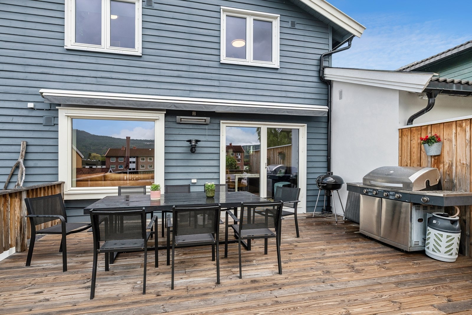Verandaen er bygget med impregnerte materialer og har god plass til både grill og spisebord. Galleribilde
