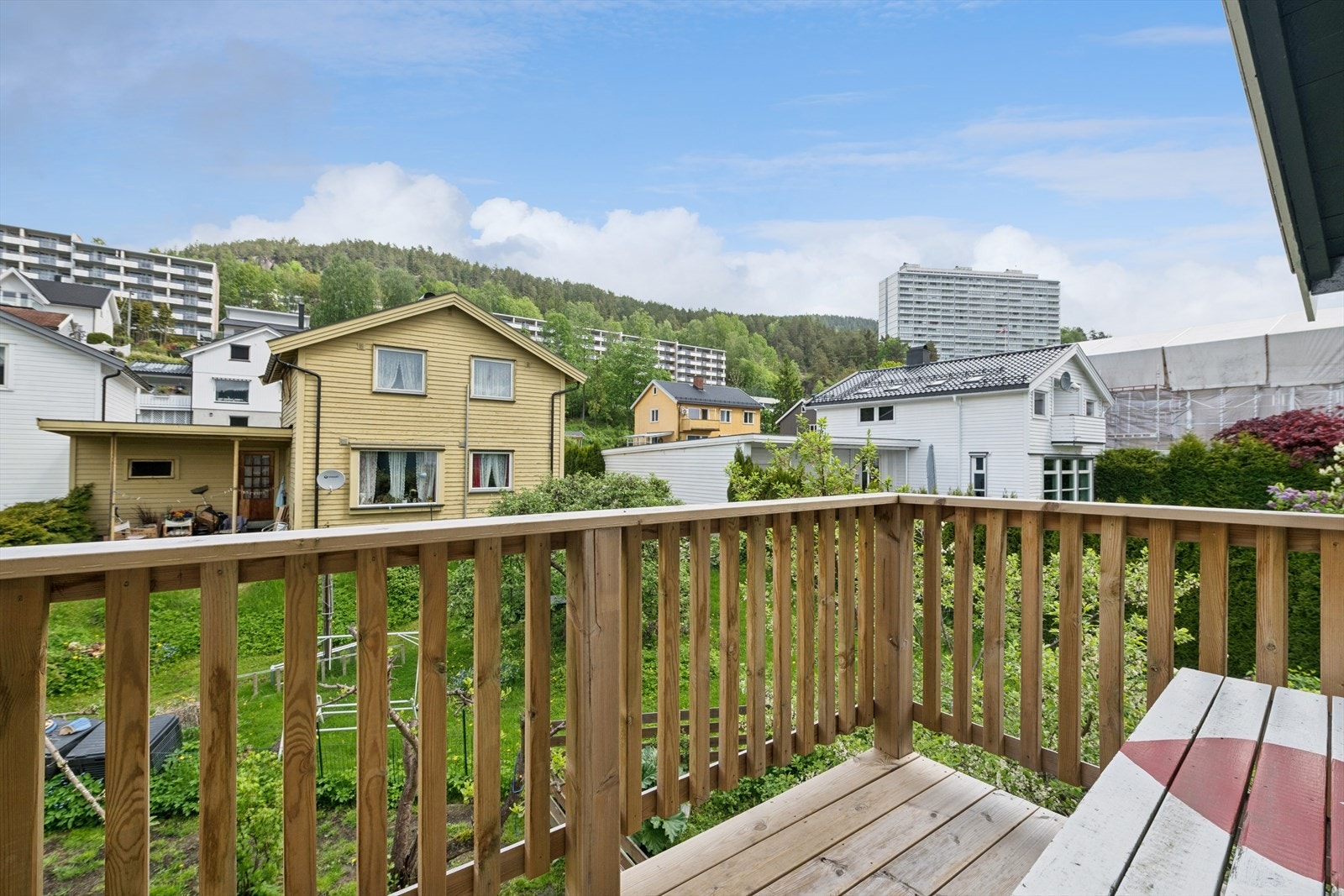 Balkong med plass for enkelt utemøblement. Galleribilde