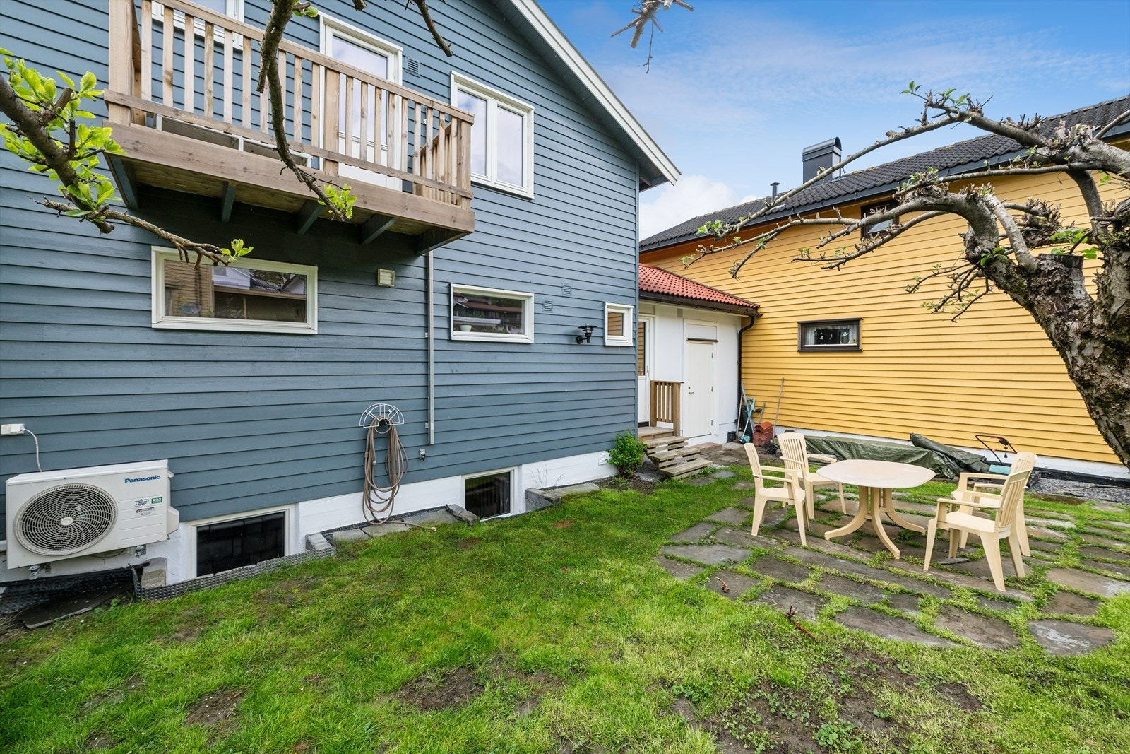 Utedelen til varmepumpen er plassert på baksiden av huset. Galleribilde