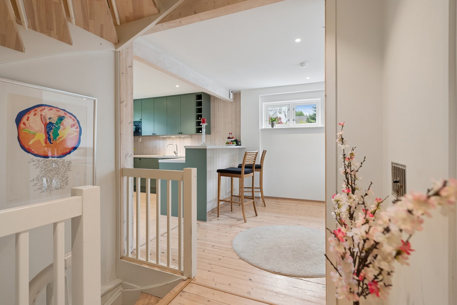 Fra gangen er det en åpen og innbydende siktlinje inn mot kjøkkenet. Galleribilde