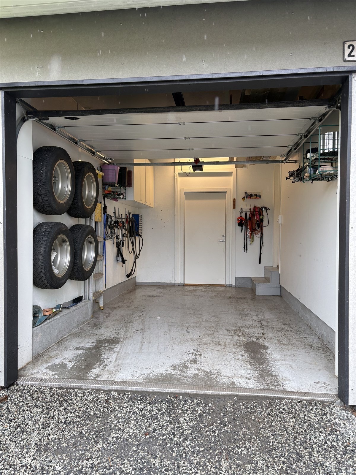 Garasje på ca. 15 m² med god plass til oppbevaring. Galleribilde