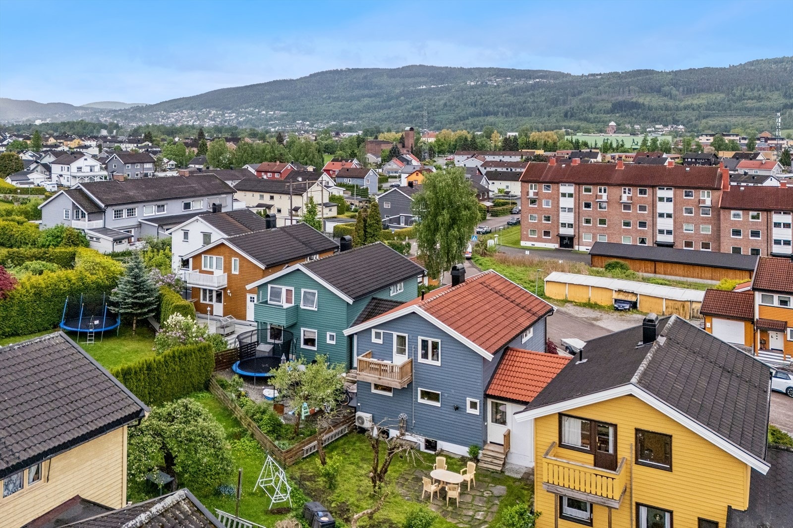 Boligen ligger i et etablert og barnevennlig boligområde. Galleribilde