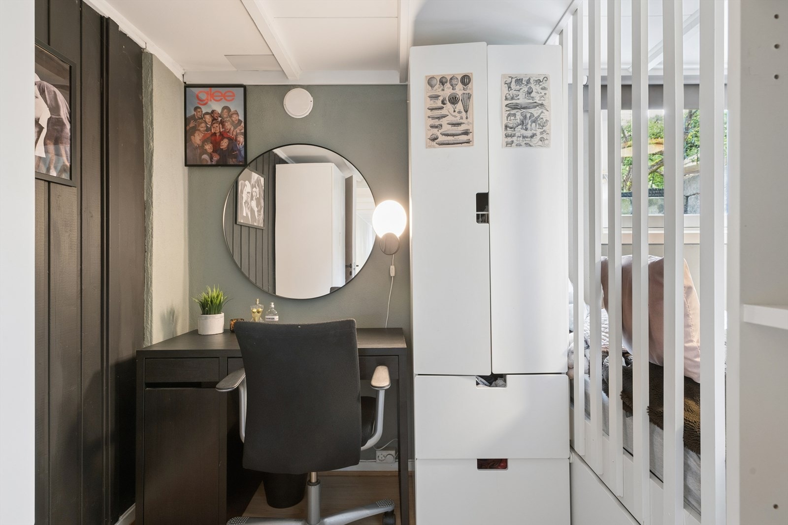 Praktisk innredet med plass for arbeidsplass. Galleribilde