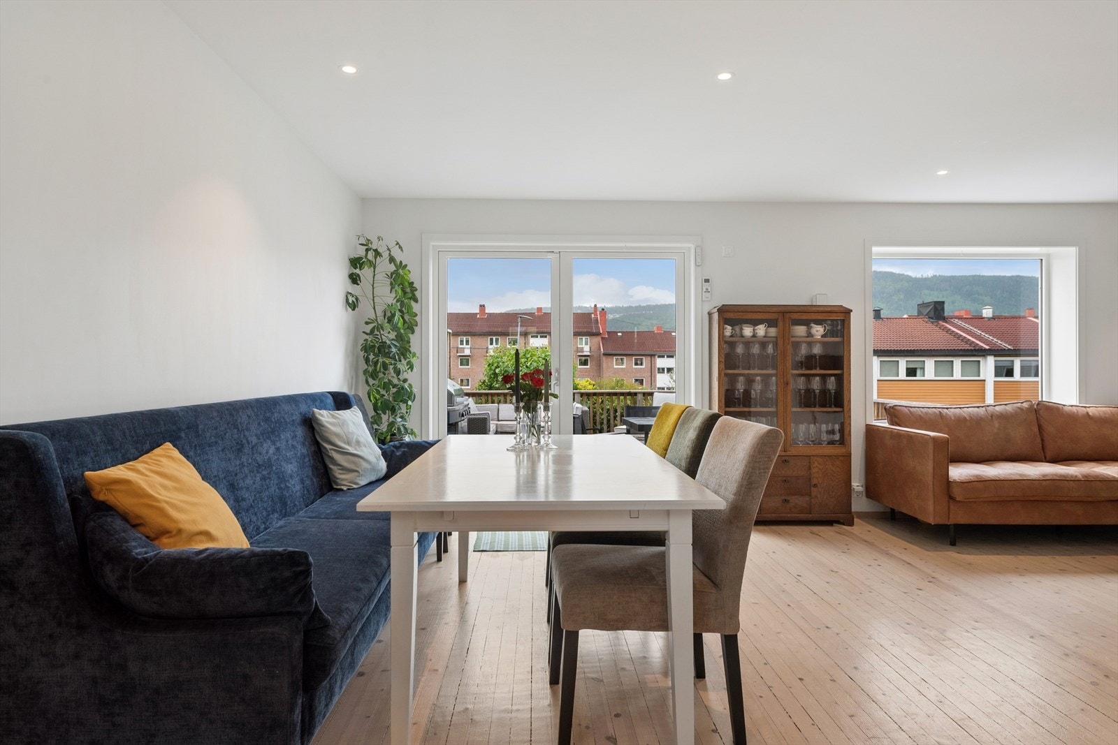 Spisestuedelen har direkte tilknytning til både stue og veranda. Galleribilde