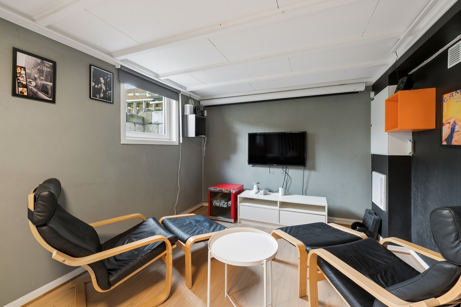 Innredet med tv og godstoler. Galleribilde