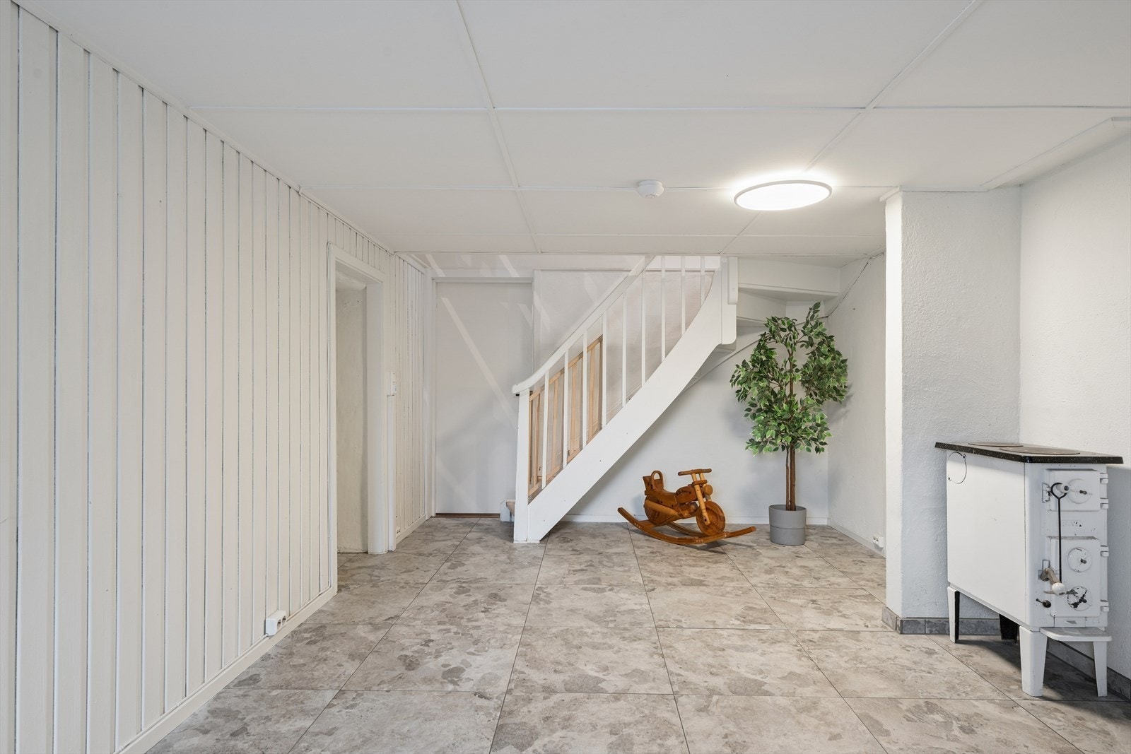 Kjelleren har en romslig kjellerstue med flislagt gulv. Galleribilde