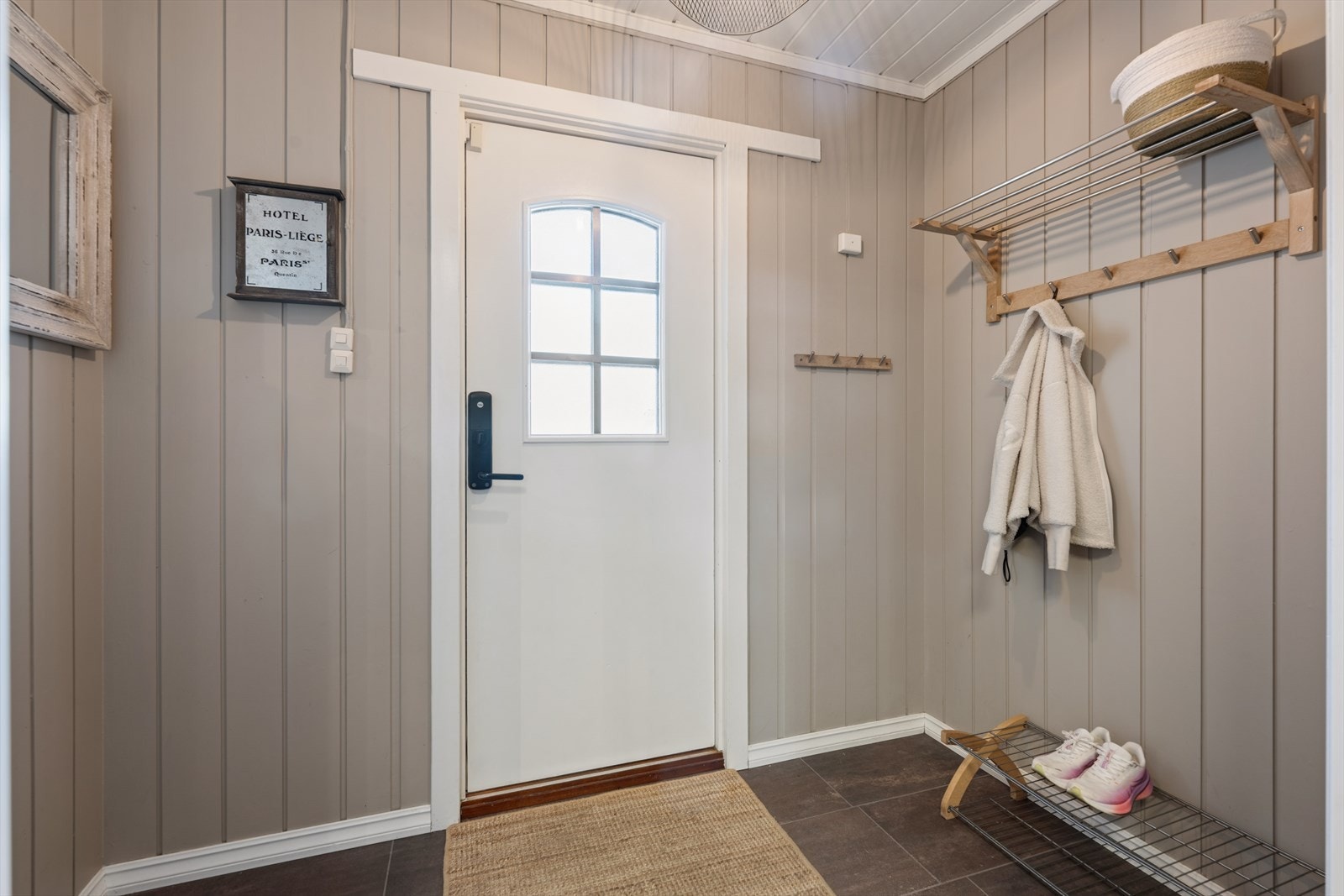 Entré med god plass til å henge fra seg yttertøy og sko. Galleribilde