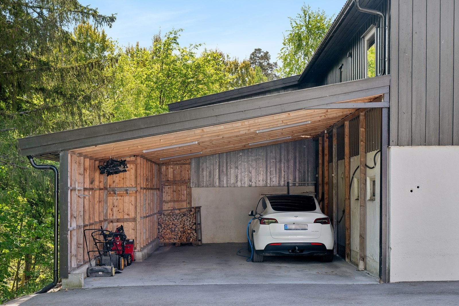 Stor carport på ca. 54 kvm med elbillader og bod. Oppført i perioden 2018-22 med ferdigattest fra 2023. Galleribilde