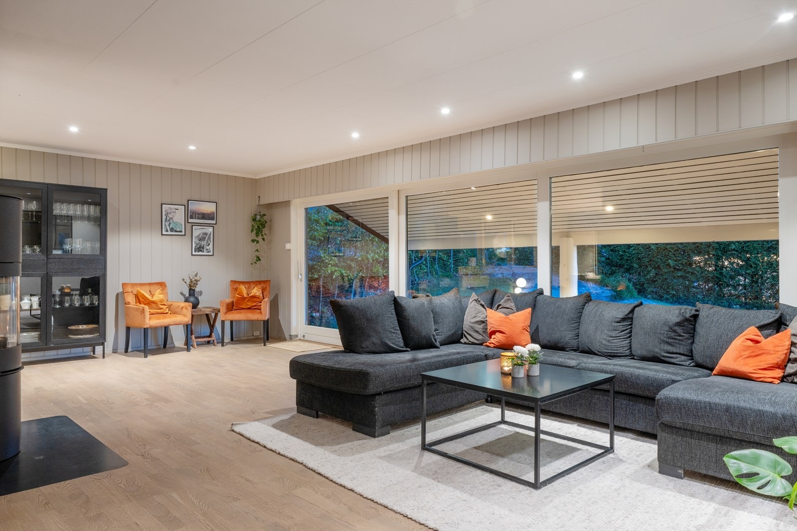 God plass til en stor sofagruppe og direkte utgang til terrassen. Galleribilde