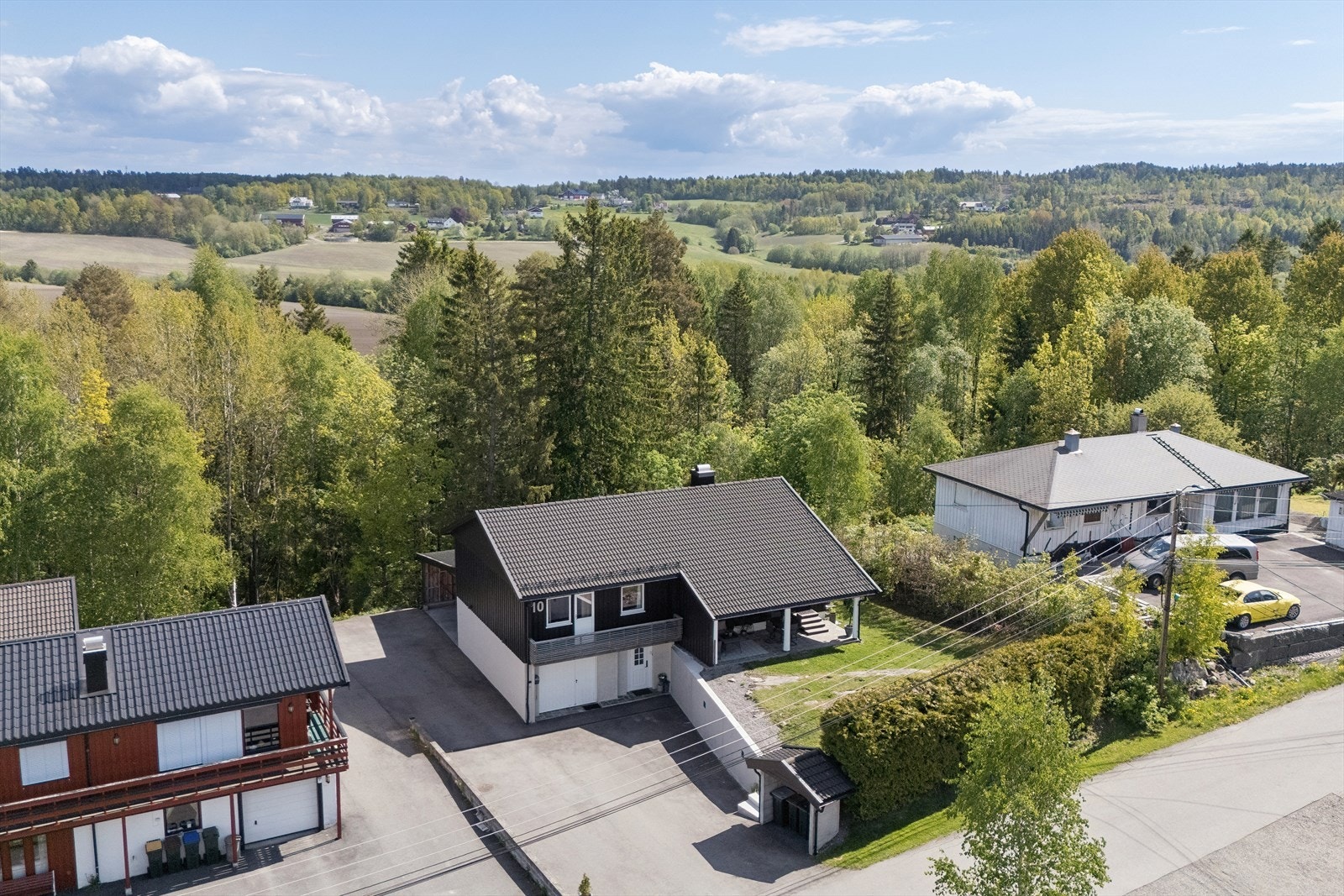 Eiendommen ligger høyt og fritt til med skog og natur som nærmeste nabo, og kort vei til servicetilbud i Revetal sentrum. Galleribilde