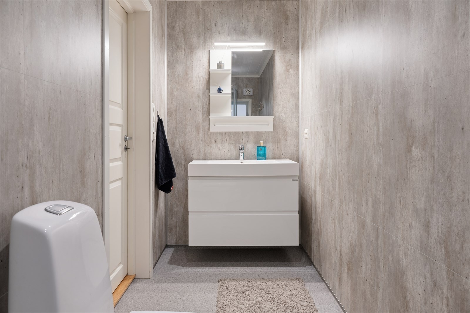 Badet er utstyrt med servant, toalett og dusjkabinett. Galleribilde