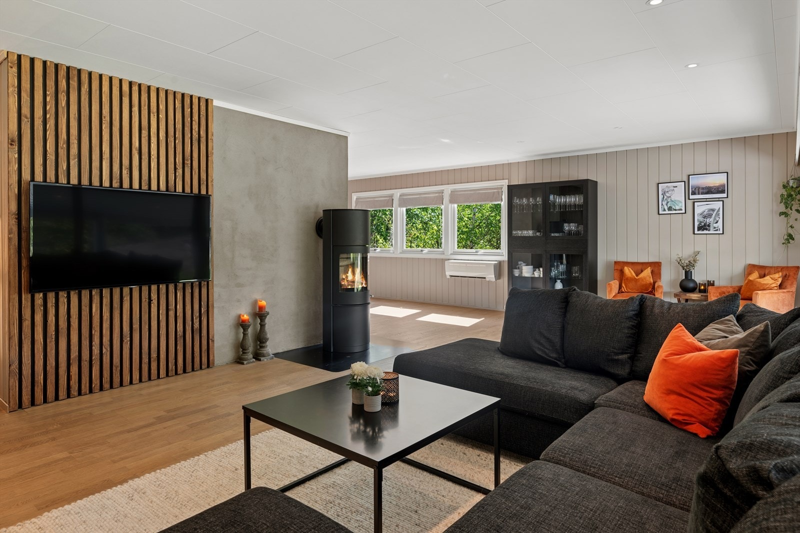 Kombinasjonen av pusset mur og spilevegg gir stuen et moderne uttrykk. Galleribilde