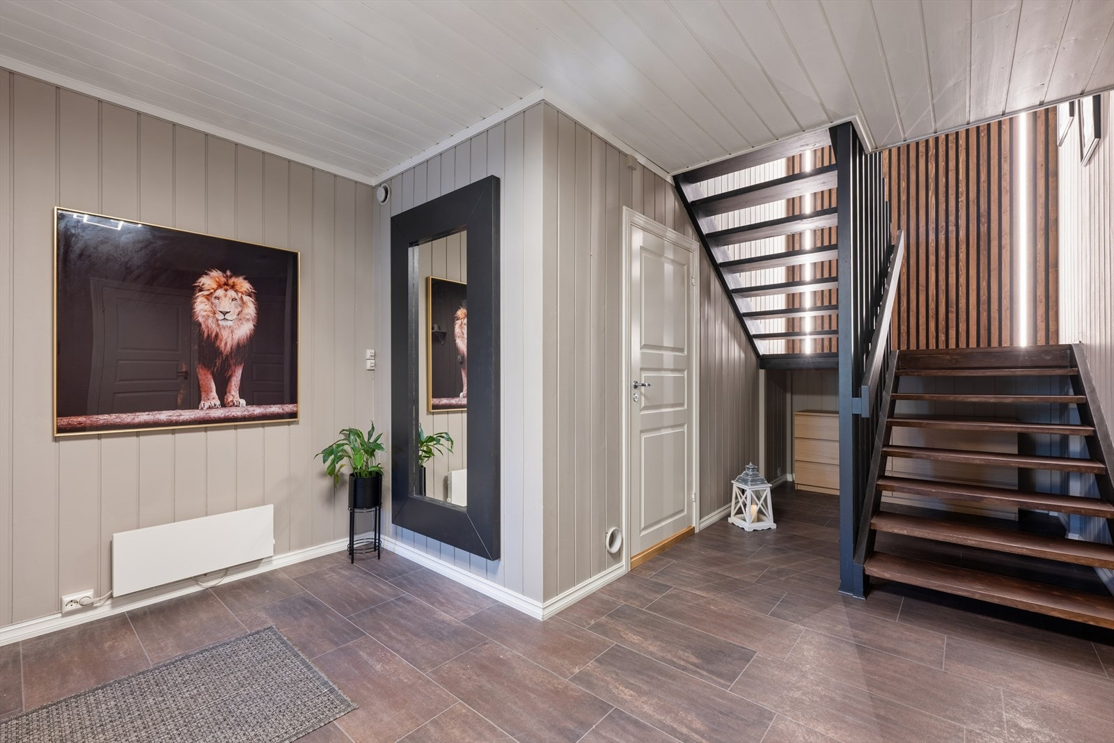 Romslig hall i underetasjen med adkomst til etasjens øvrige rom. Galleribilde