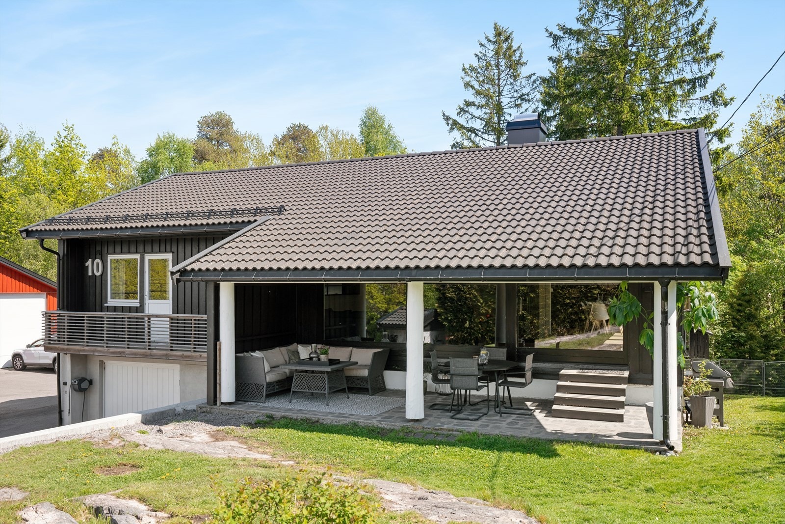 Fra stuen er det utgang til en romslig, overbygget terrasse med skiferdekke. Galleribilde