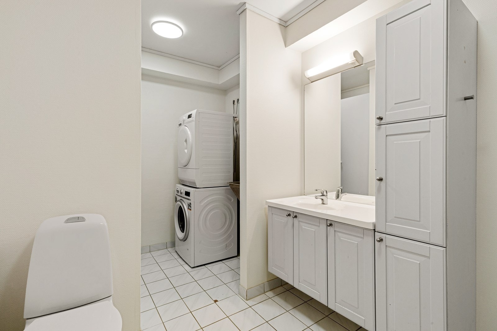 Badet er fra byggeåret og har en egen vaskeromsdel med utslagsvask og opplegg for vaskemaskin. Galleribilde