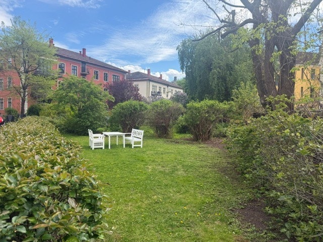 Felles uteplass Galleribilde