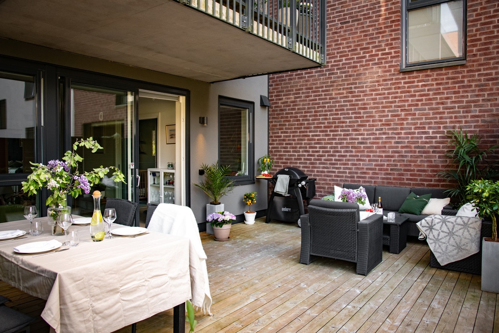 Terrassen er perfekt for hyggelige sommerdager og sosiale sammenkomster Galleribilde