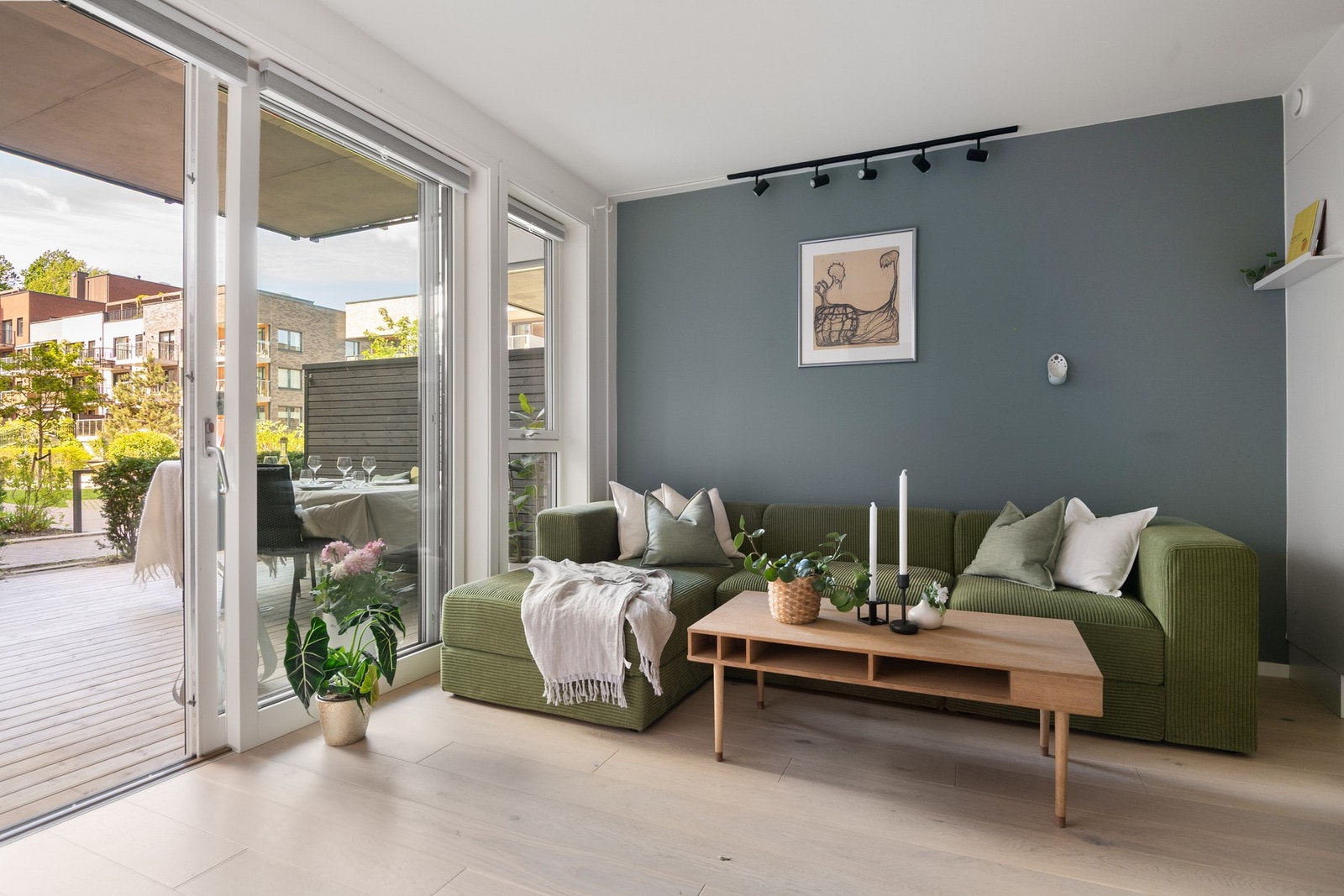 Her er det god plass til både spisebord og sofagruppe Galleribilde