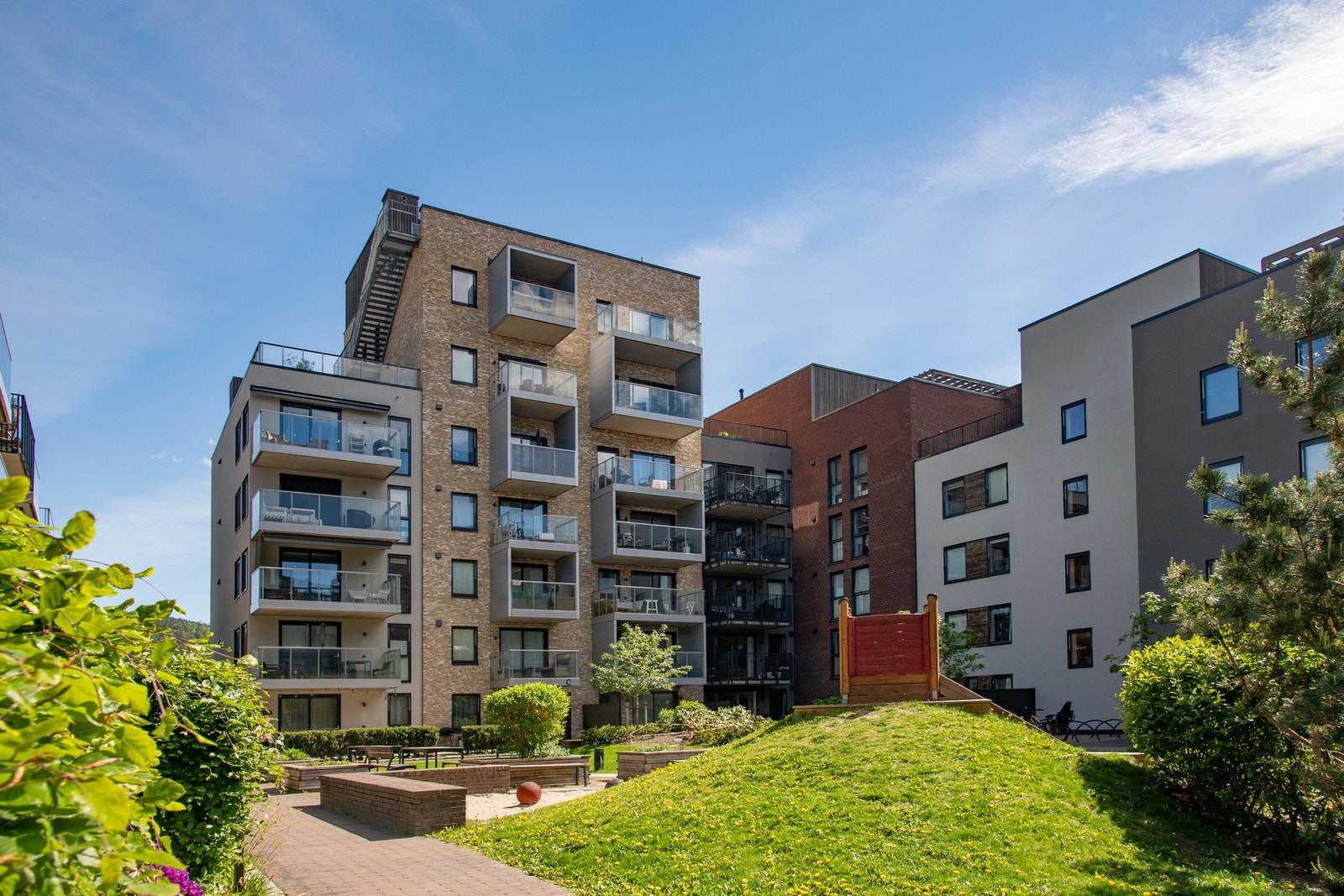 Området kombinerer det urbane med naturnære omgivelser - perfekt for både familier, par og aktive beboere Galleribilde