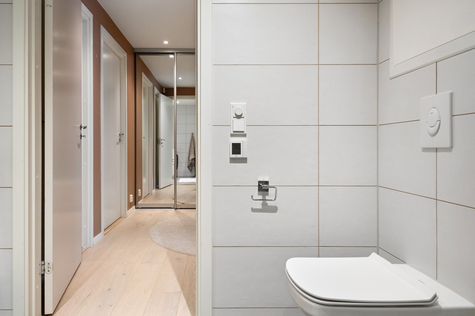 Det er vannbåren gulvvarme på både bad og elektrisk gulvarme på wc. Galleribilde