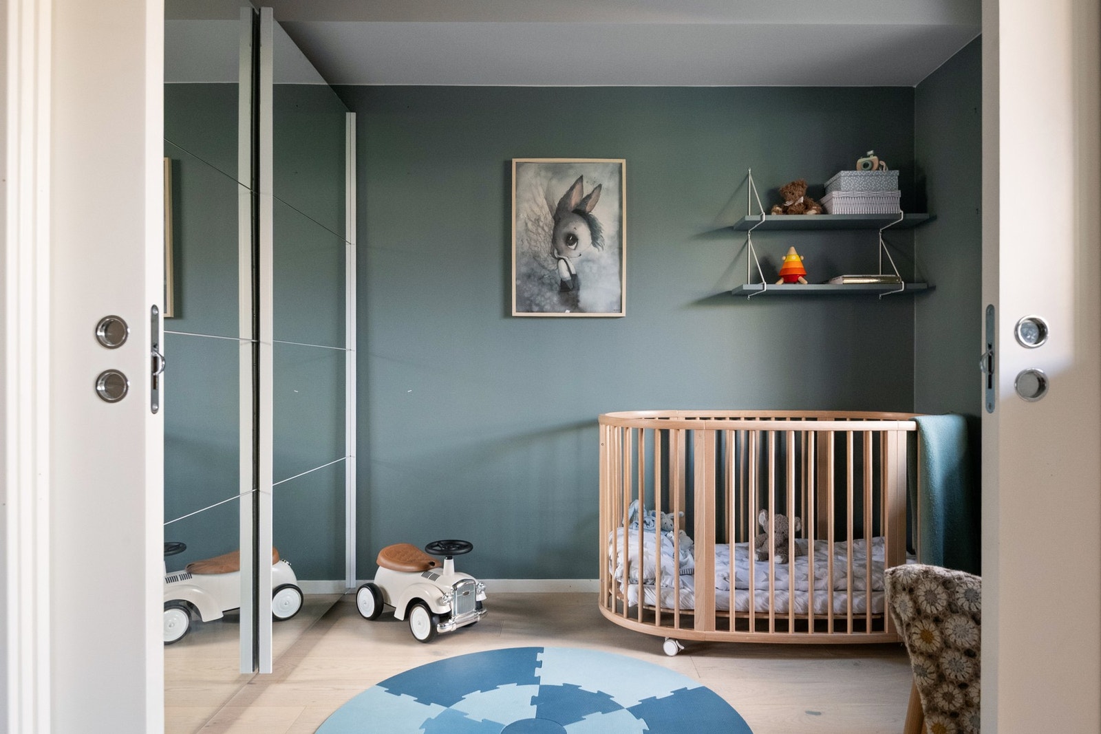 Også dette soverommet har skyvedørsgarderobe Galleribilde