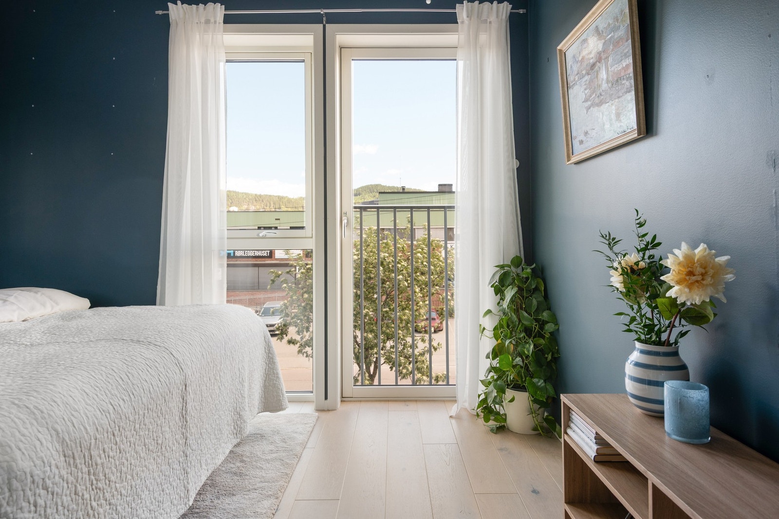 Hovedsoverommet har store vindusflater og fransk balkong Galleribilde