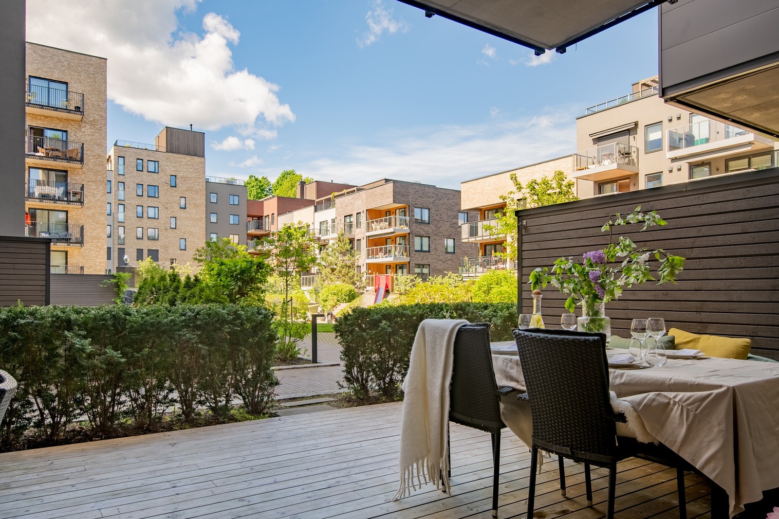 Her er det god plass til både sittegrupper, grill og beplantning Galleribilde
