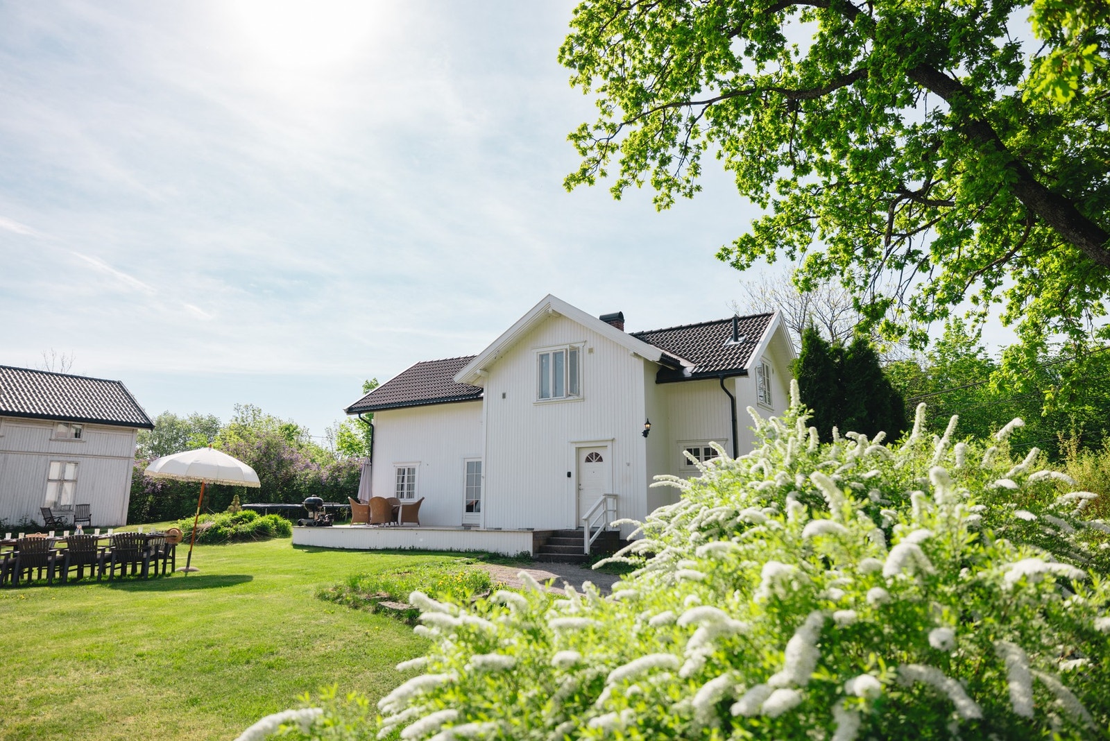 Gisle Gård er vakkert plassert i kulturlandskapet mellom Heggedal og Vollen, og gir deg en opplevelse av landlig ro med fantastisk utsikt over Oslofjorden Galleribilde