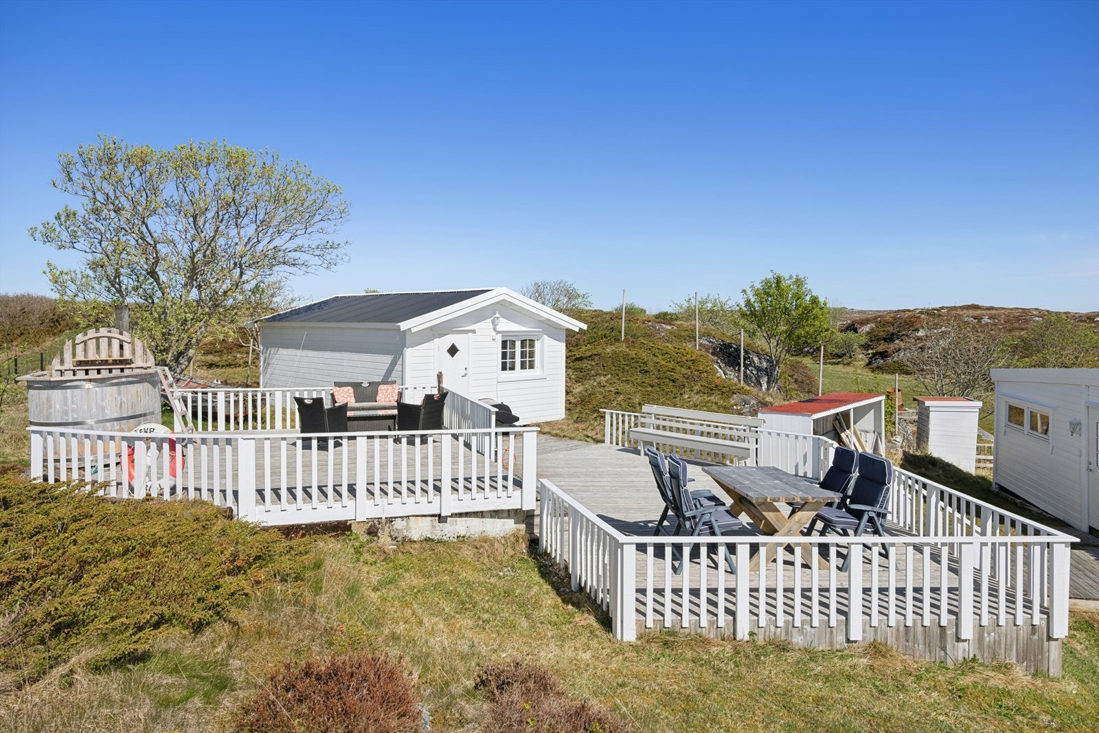 Uten for annekset får du terrasse på ca 60kvm Galleribilde