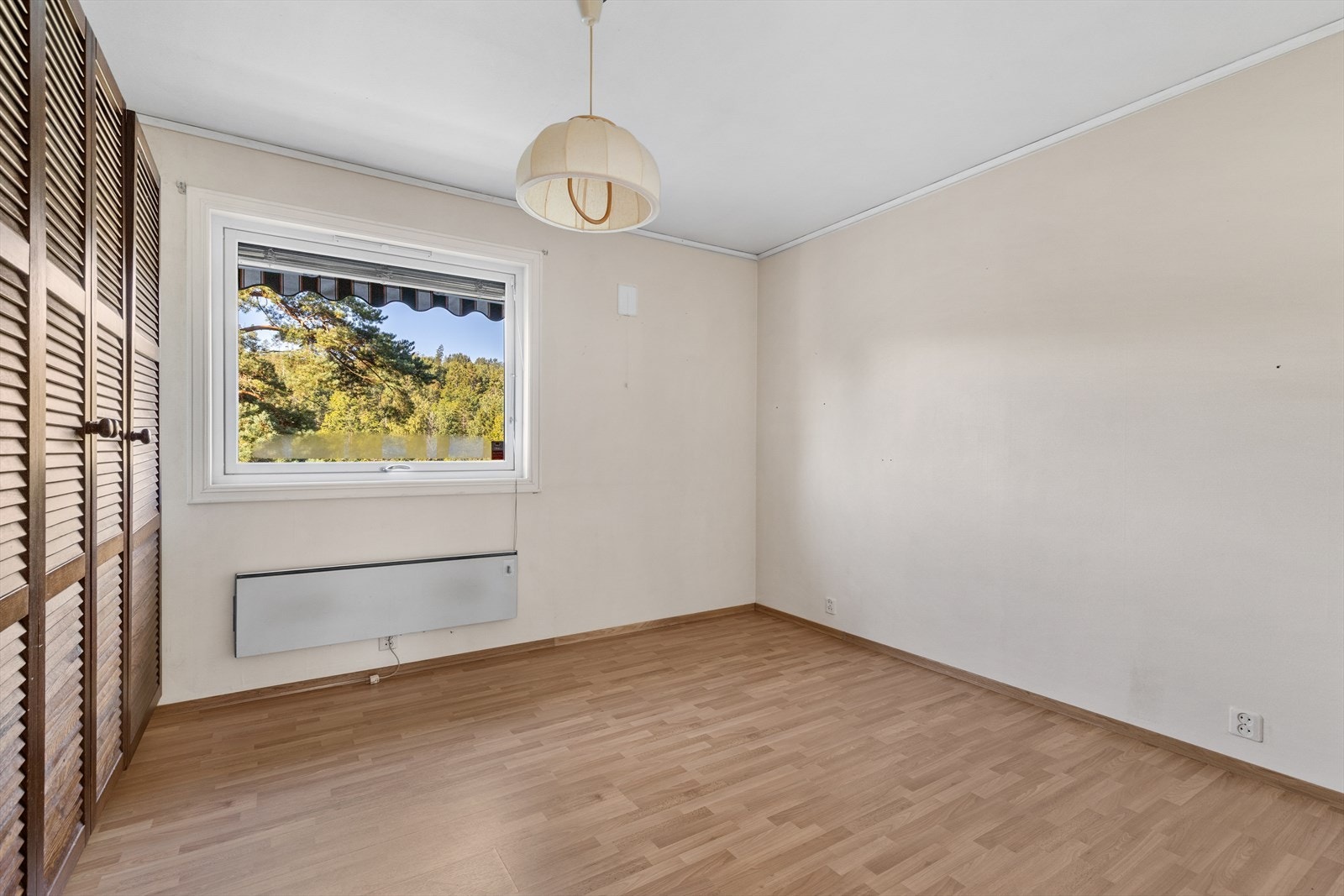 Boligen har to soverom i første etasje. Dette rommet har et garderobeskap med profilerte fronter. Galleribilde