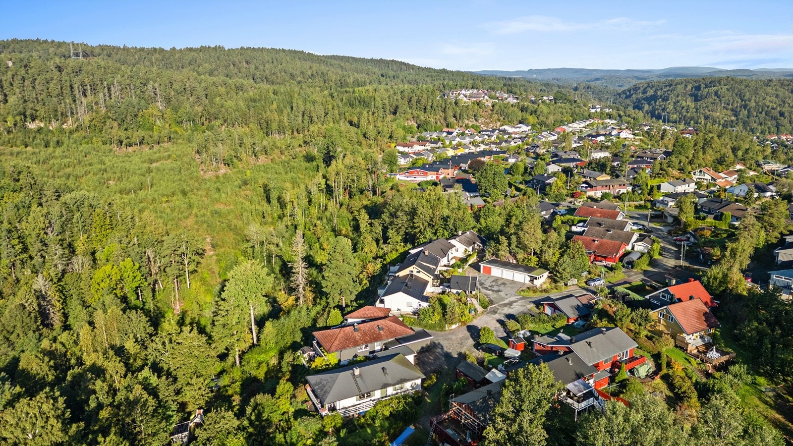 Nabolaget Sætre nord er preget av eneboliger og grønne omgivelser, med lite trafikk og støy. Galleribilde