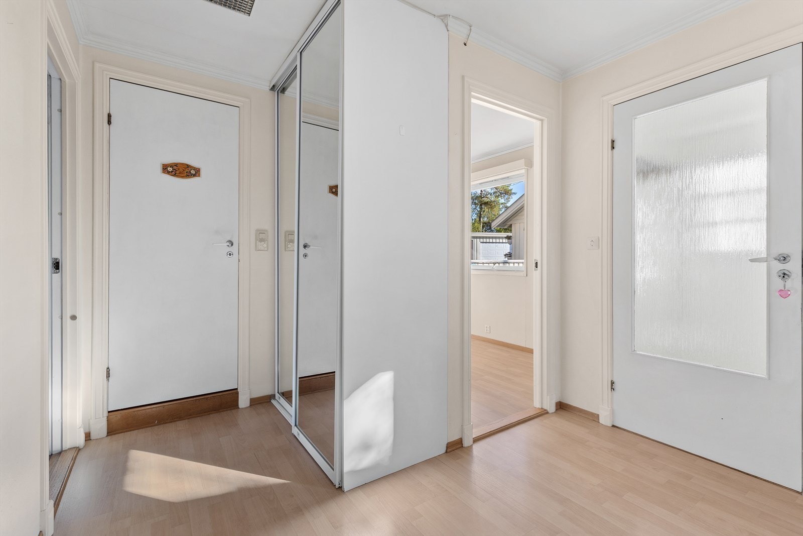 I gangen er det en praktisk skyvedørsgarderobe med speilfronter for ekstra oppbevaring. Galleribilde